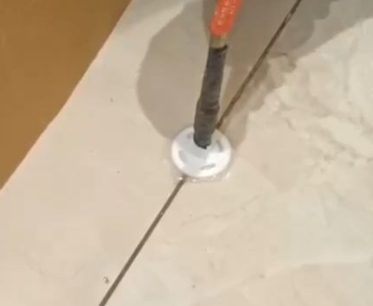 故城瓷砖空鼓维修公司专业解答瓷砖在铺贴过程中，如果没有涂抹均匀到位的粘结材料（如水泥砂浆或瓷砖胶），可能会导致以下问题