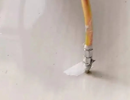 故城瓷砖空鼓维修公司专业解答在瓷砖铺贴过程中，如果使用的砂料过粗（如全部使用了粗砂），可能会导致以下问题